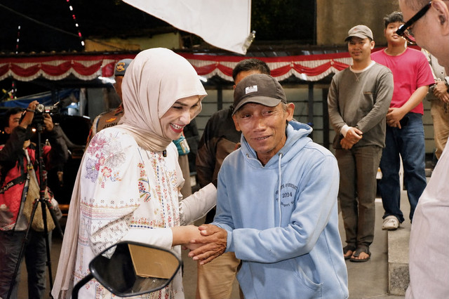 Ketua DPP PAN Putri Zulhas dan Anggota Komisi IX DPR Fraksi PAN Uya Kuya memberikan bantuan berupa sepeda motor baru dari PAN untuk Mulyadi. Foto: Dok. Istimewa