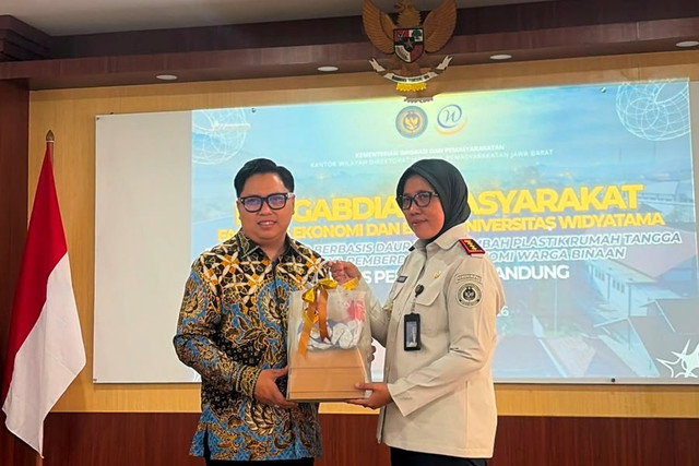 Ketua Komisi I DPRD Kota Bandung Radea Respati Paramudhita apresiasi PKM FEB Universitas Widyatama di Lapas Perempuan Kelas IIA Bandung untuk dorong warga binaan jadi ecopreneur, Selasa (18/8/2026). Foto: DPRD Bandung