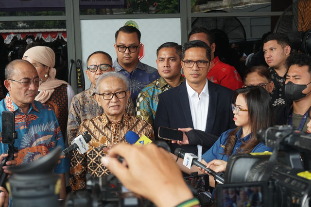 Tim kuasa hukum mantan Jampidsus Febrie Adriansyah memberikan keterangan pers usai mengikuti sidang praperadilan di Pengadilan Negeri Jakarta Selatan, Rabu (19/8/2026). Foto: Iqbal Firdaus/kumparan