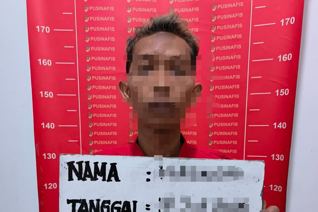 Seorang pria warga Petemon, Kecamatan Sawahan, Kota Surabaya, ditangkap usai memperkosa anak tirinya. Foto: Polrestabes Surabaya