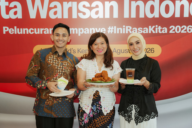 Associate Director of Marketing McDonald's Indonesia, Caroline Kurniadjaja bersama Chef Firhan dan Chef Yulita memperkenalkan Ayam Krispy McD Kari Medan sebagai menu utama yang hadir di fase pertama rangkaian menu "Ini Rasa Kita" tahun ini. Foto: McDonald's Indonesia