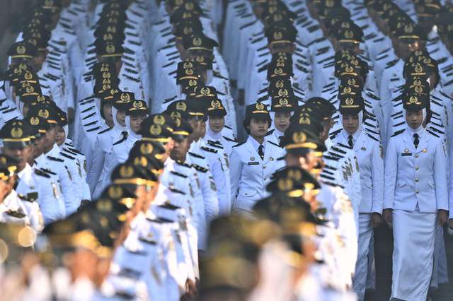 Sejumlah Pamong Praja Muda Institut Pemerintahan Dalam Negeri (IPDN) Angkatan XXXIII mengikuti pelantikan di Kampus IPDN, Jatinangor, Kabupaten Sumedang, Jawa Barat, Rabu (29/7/2026). Foto: Bayu Pratama S/ANTARA FOTO