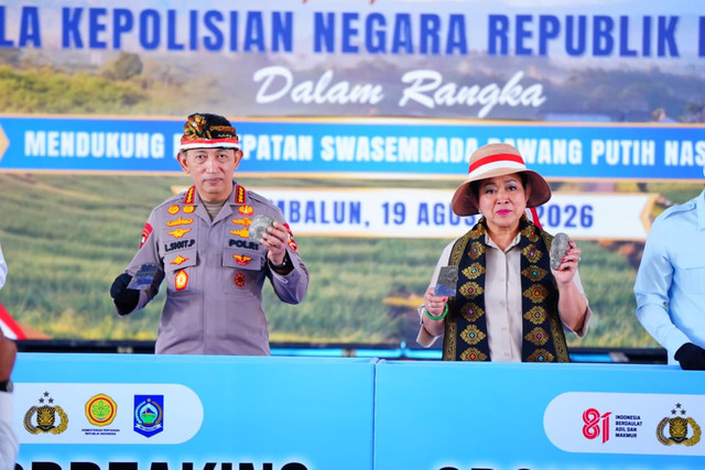 Kapolri Jenderal Listyo Sigit Prabowo bersama Ketua Komisi IV DPR RI Titiek Soeharto menghadiri penanaman bawang putih serentak, panen raya, serta groundbreaking Gudang Ketahanan Pangan Polri di Sembalun, Lombok Timur, NTB, Rabu (19/8/2026). Foto: Polri