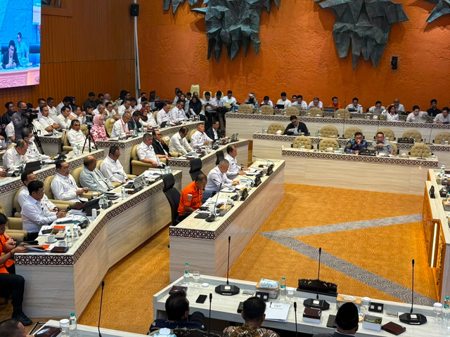 Suasana rapat Komisi V DPR dengan Menhub, Kepala BMKG, Kepala Basarnas di Kompleks Parlemen, Senayan, Jakarta, Rabu (19/8). Foto: Nasywa Athifah/kumparan