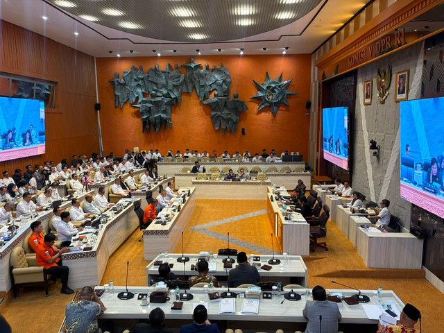 Suasana rapat Komisi V DPR dengan Menhub, Kepala BMKG, Kepala Basarnas di Kompleks Parlemen, Senayan, Jakarta, Rabu (19/8). Foto: Nasywa Athifah/kumparan