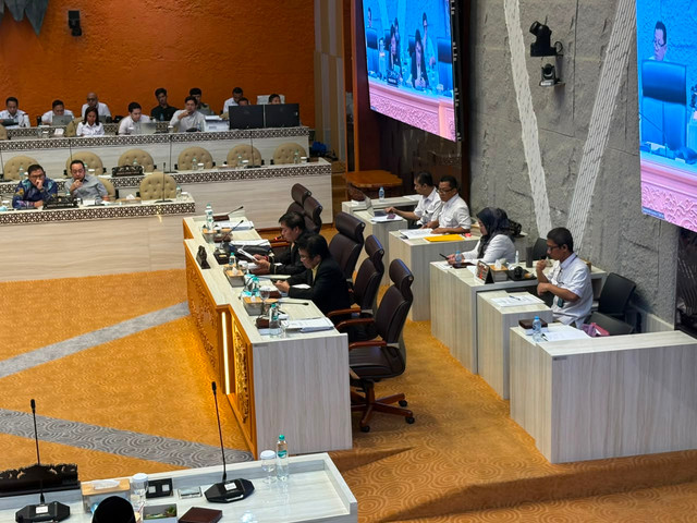 Suasana rapat Komisi V DPR dengan Menhub, Kepala BMKG, Kepala Basarnas di Kompleks Parlemen, Senayan, Jakarta, Rabu (19/8). Foto: Nasywa Athifah/kumparan