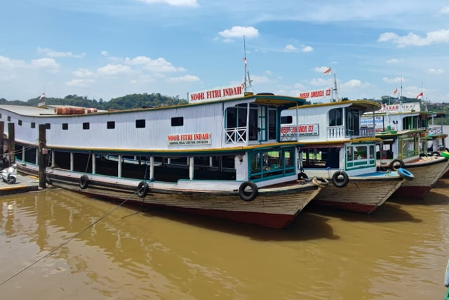 Sejumlah kapal menuju Kabupaten Mahakam Ulu bertambat di Pelabuhan Sungai Kunjang Kota Samarinda, Rabu (19/8/2026). Foto: kumparan