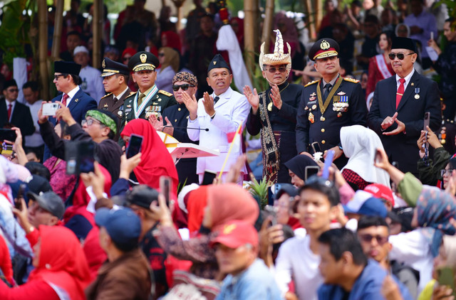 Gubernur Jawa Barat, Dedi Mulyadi, pada Upacara Pengibaran Bendera Merah Putih dalam rangka memperingati HUT Ke-81 Kemerdekaan Republik Indonesia di Halaman Gedung Sate, Kota Bandung, Senin (17/8/2026). Foto: Dok. Humas Jabar