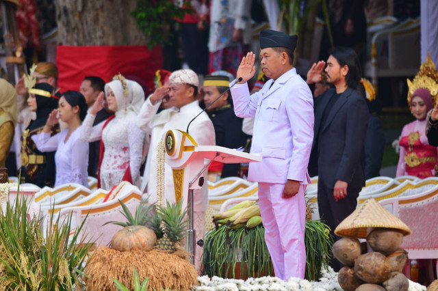 Gubernur Jawa Barat, Dedi Mulyadi, pada Upacara Pengibaran Bendera Merah Putih dalam rangka memperingati HUT Ke-81 Kemerdekaan Republik Indonesia di Halaman Gedung Sate, Kota Bandung, Senin (17/8/2026). Foto: Dok. Humas Jabar