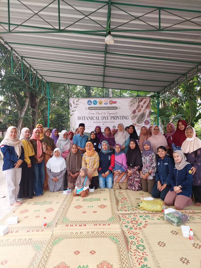 Gambar 1. Foto bersama tim dosen FKIP Universitas Jember, Ketua RT, dan anggota Dasawisma Ngambah saat pembukaan kegiatan (Sumber: Dokumen Pribadi)