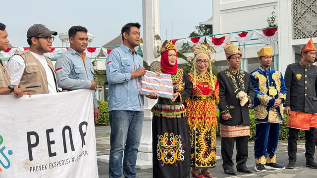 Simbolis penyerahan bantuan untuk korban bencana gempa di Manggarai Barat dan Manggarai Timur, Nusa Tenggara Timur (NTT), Senin (17/8). Foto: Pandangan Jogja/Gracetika JP.