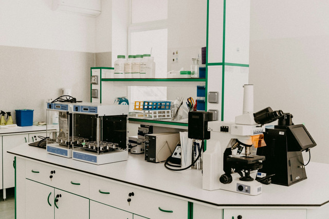 Ilustrasi penyebab kesalahan pemeriksaan laboratorium yang paling besar proporsinya. Foto: Unsplash.