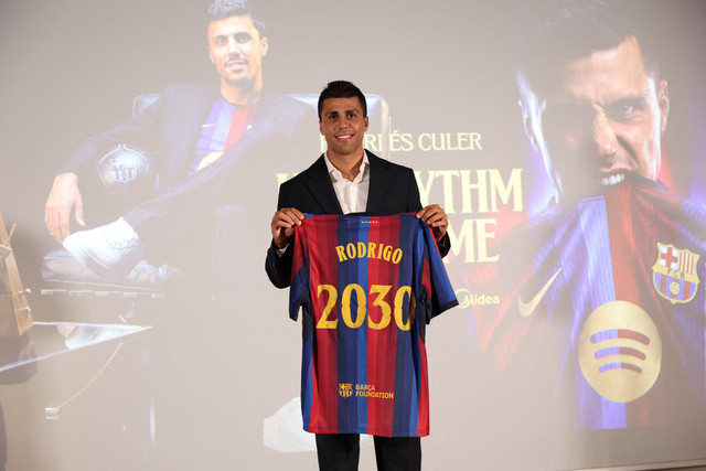 Rodri berpose dengan jersey FC Barcelona saat diperkenalkan secara resmi sebagai pemain baru di Barcelona, Spanyol, Selasa (18/8/2026). Foto: Lluis Gene / AFP