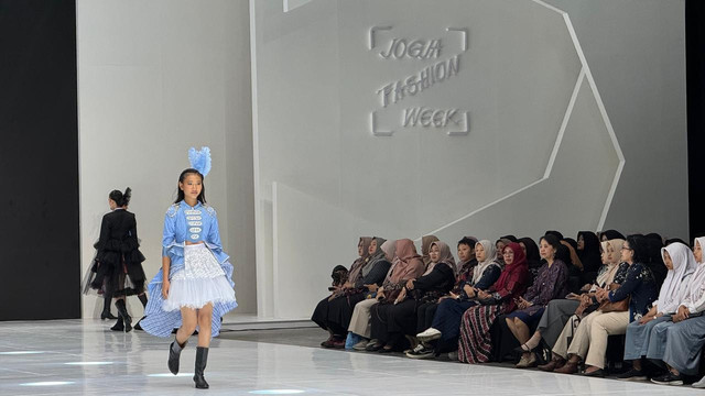 Seorang model memperagakan karya desainer di panggung runway Jogja Fashion Week (JogFW) 2026. Foto: Pandangan Jogja/Gracetika JP.