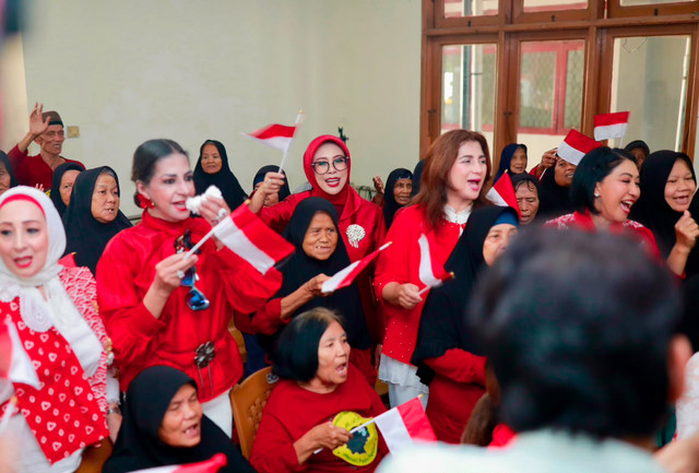 Penasihat DWP Kemensos Fatma Saifullah Yusuf apresiasi kepedulian Melati Putri Pertiwi (MPP) saat meriahkan HUT ke-81 RI bersama lansia di PSTW Budi Mulia 4 Ciracas, Jakarta Timur, Senin (17/8/2026). Foto: Kemensos RI
