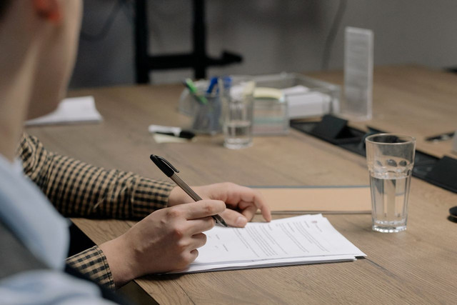 Ilustrasi membahas contoh surat kuasa pengambilan uang di bank. Foto: Pexels