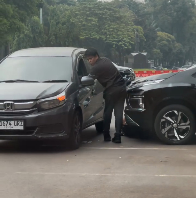 Aksi cek nomor rangka mobil di parkiran GBK. Foto: Threads/@dr.bebby_linn
