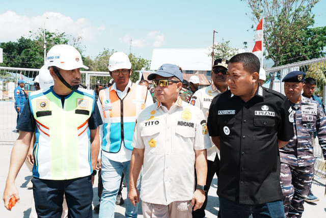Mendagri Tito Karnavian tinjau Pelabuhan Laurentius Say di Sikka, NTT, pastikan pelayanan normal dan koordinasikan penanganan dampak gempa, Rabu (19/8/2026). Foto: Kemendagri RI