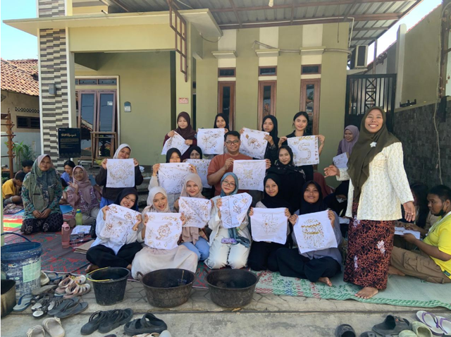Peserta kelas membatik gratis di Rumah Bu Utin, Kampung Batik Rifa'iyah, Minggu (26/7/). (Sumber foto: Pribadi)