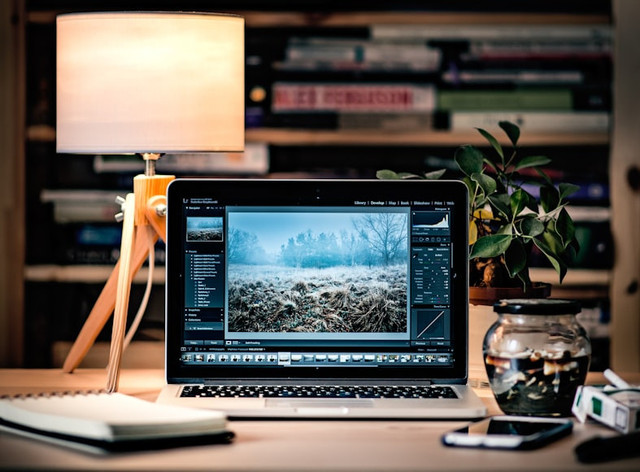 Ilustrasi laptop. Foto: Unsplash