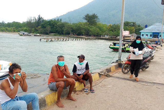 Warga mengenakan masker saat debu vulkanik Gunung Anak Krakatau (GAK) menyelimuti permukiman warga Pulau Sebesi, Kabupaten Lampung Selatan, setelah material erupsi terbawa angin hingga ke rumah warga, Rabu (19/8/2026). Foto: Istimewa