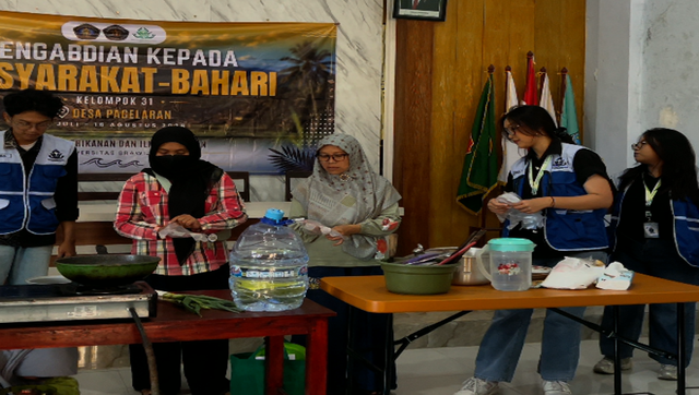 Demonstrasi olahan ikan tuna kepada ibu-ibu PKK Desa Pagelaran. Foto: Dokumentasi Pribadi.