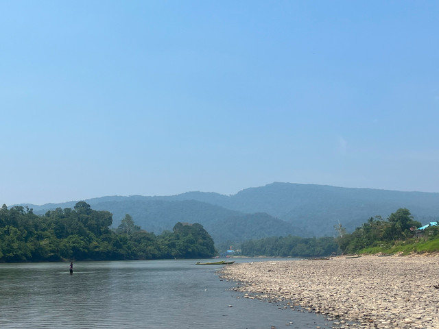 Kondisi Sungai Mahakam di Kabupaten Mahakam Ulu, sangat dangkal pada Rabu (19/8/2026). Foto: kumparan