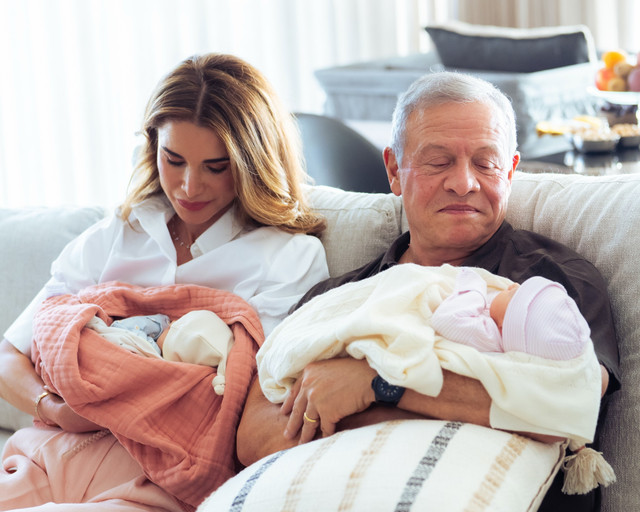 Ratu Rania dan Raja Abdullah II dari Yordania menggendong cucu mereka, anak kembar Putri Iman dan suaminya Jameel Thermiotis. Foto: Instagram/queenrania