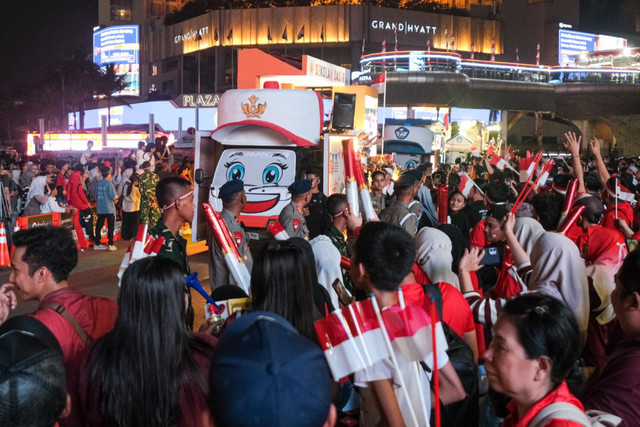 Wamenko Ekraf Irene Umar bersama Menbud Fadli Zon, Menpar Widiyanti Putri Wardhana, dan Wamenbud Giring Ganesha berada di atas kendaraan pawai saat Karnaval HUT ke-81 Kemerdekaan Republik Indonesia di Jalan M.H. Thamrin, Jakarta, Senin (17/8/2026). Foto: Dok.  Kementerian Ekonomi Kreatif Indonesia