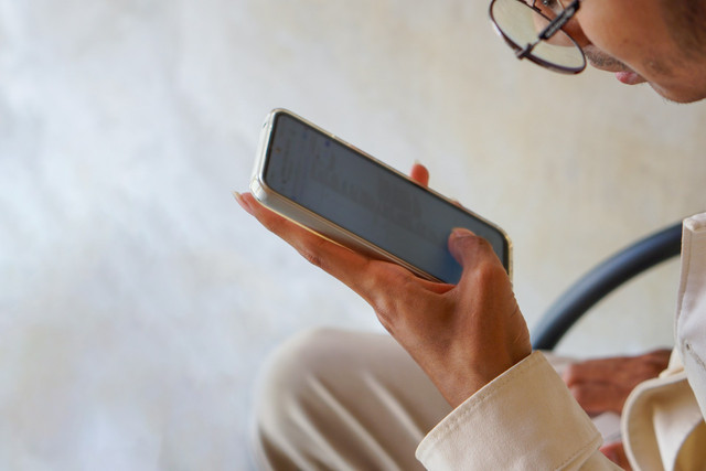 Ilustrasi cara menghilangkan iklan di HP OPPO. Foto: Unsplash.