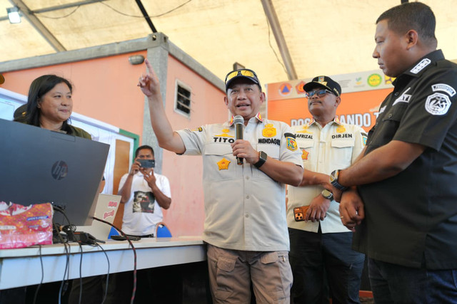 Mendagri Tito Karnavian di posko pengungsi Pemda Sikka NTT, Rabu (19/8/2026). Foto: Kemendagri RI
