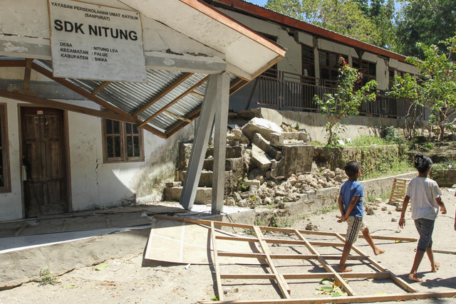 Warga melintas di samping bangunan sekolah yang rusak akibat gempa bumi magnitudo 7,7 di Pulau Palue, Kabupaten Sikka, NTT, Rabu (19/8/2026). Foto: Mega Tokan/ANTARA FOTO