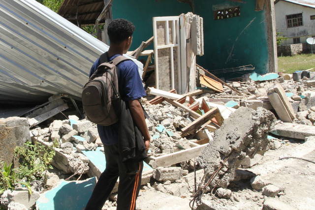 Warga melintas di samping bangunan rumah yang roboh akibat gempa bumi magnitudo 7,7 di Pulau Palue, Kabupaten Sikka, NTT, Rabu (19/8/2026). Foto: Mega Tokan/ANTARA FOTO