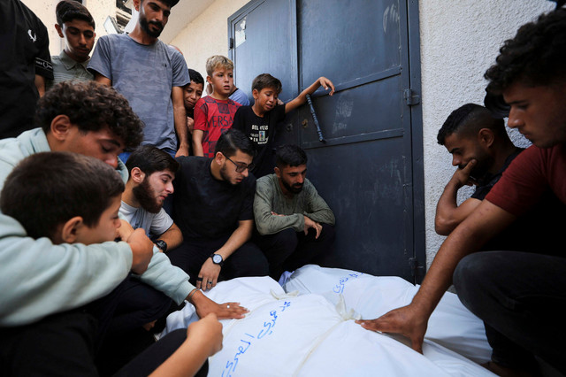Para pelayat bersedih di dekat jenazah yang tewas dalam serangan Israel di sebuah kafe, Kota Gaza, Selasa (18/8/2026). Foto: Dawoud Abu Alkas/REUTERS