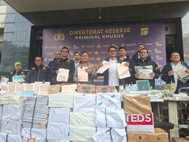 Konferensi pers pengungkapan sindikat jaringan produksi dan penjualan meterai palsu di Lobby Ditreskrimum Polda Metro Jaya, Rabu (19/8/2026). Foto: Pradya Tirta/kumparan