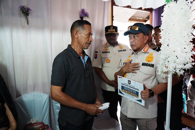 Mendagri Tito Karnavian kunjungi keluarga korban meninggal gempa di Maumere, Sikka, NTT, serta salurkan tali asih Rp15 juta per ahli waris, Rabu (19/8/2026). Foto: Dok. Kemendagri