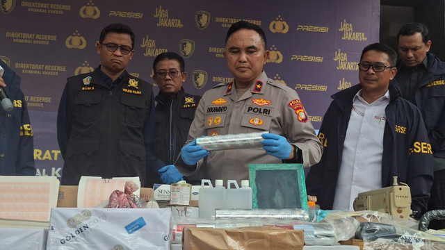 Penjelasan mengenai perbedaan materai asli dan palsu oleh Kasubdit IV Tipidter Ditreskrimsus Polda Metro Jaya, AKBP Anton Hermawan di Lobby Dit Reskrimum Polda Metro Jaya, Rabu (19/8/2026). Foto: Pradya Tirta/kumparan