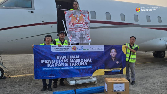 Ketua Umum Karang Taruna Nasional Budisatrio Djiwandono salurkan bantuan 6 unit tenda multifungsi dan dana operasional Rp100 juta untuk korban gempa di Manggarai Timur, Nagekeo, dan Ende, NTT, Rabu (19/8/2026). Foto: Dok. PKNT