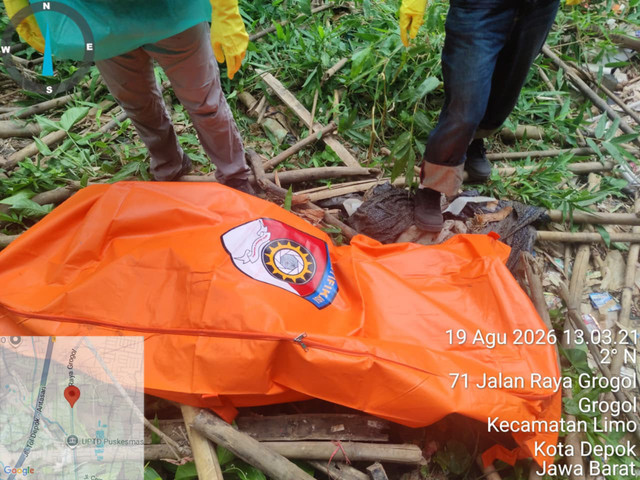Polisi amankan potongan kaki di Sungai, Depok. Foto: Dok. Istimewa