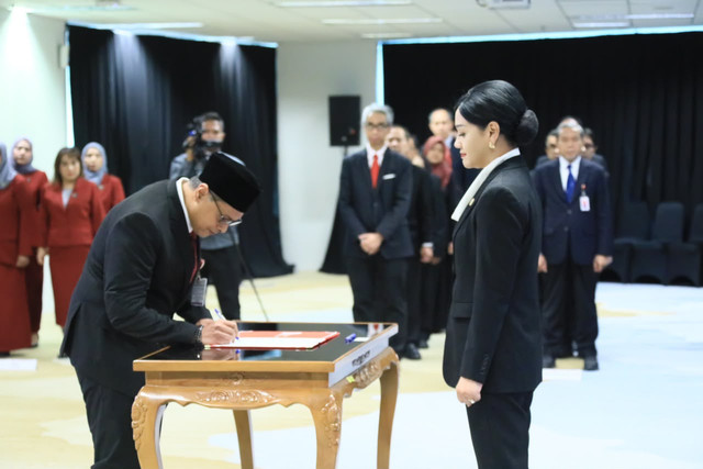Pelantikan Henry Rialdi sebagai Deputi Komisioner Pengaturan dan Pengawasan Bursa Mineral dan Komoditas Strategis (BMKS) di Jakarta, Rabu (19/8/2026). Foto: Dok. OJK