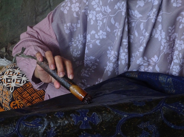 Proses pewarnaan dilakukan secara manual sebagai bagian dari tahapan pembuatan Batik Rifa’iyah di Kampung Batik Rifa’iyah, Desa Kalipucang Wetan, Batang. Sumber: Dokumentasi Pribadi