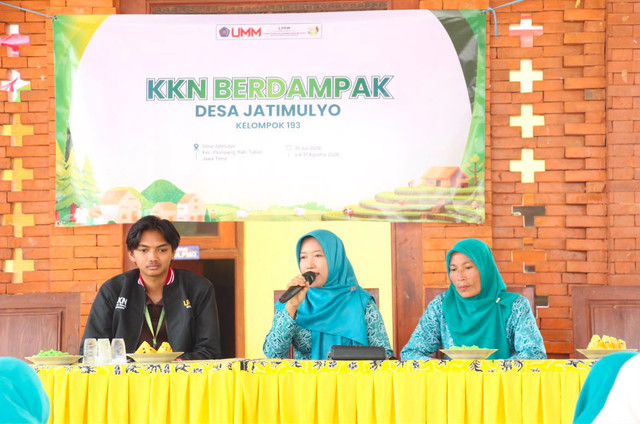 Foto Sosialisasi dan pemaparan program olahan keripik gedebog pisang 'BokSang' oleh KKN 193 UMM di Balai Desa Jatimulyo, Plumpang, Tuban. (Sumber: Dokumen Pribadi)