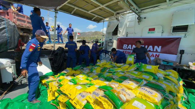 Pengiriman bantuan Polri kepada warga terdampak bencana di NTT, Rabu (19/8/2026). Foto: Dok. Polri