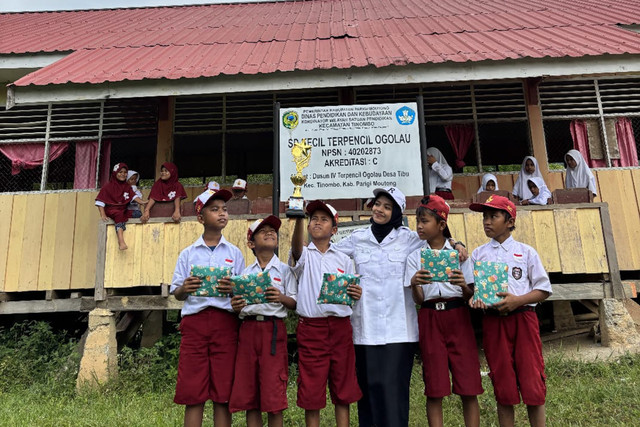 Riska Andriani, seorang guru sekolah dasar (SD) di daerah pelosok di Kabupaten Parigi Moutong, Sulawesi Tengah, viral di media sosial karena berinisiatif menghadirkan program 'Makanan Bergizi Gratis (MBG) Mandiri' untuk anak didiknya. Foto: Dok. Istimewa