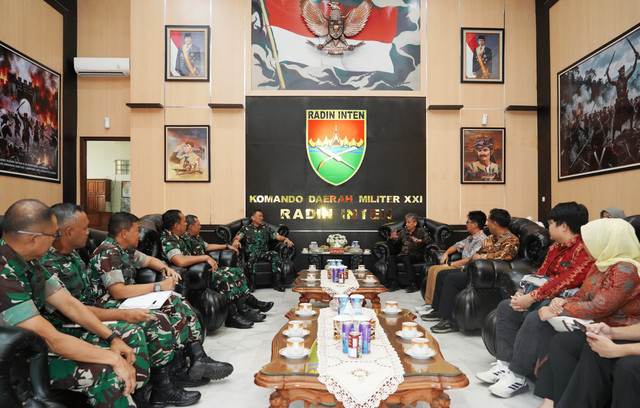 Pangdam XXI/Radin Inten, Mayjen TNI Kristomei Sianturi, S.Sos., M.Si. (Han), menerima audiensi jajaran pimpinan Institut Teknologi Sumatera (ITERA) di Lobby Makodam XXI/Radin Inten, Rabu (19/08/2026). Foto: Dok. Kodam XXI/RI