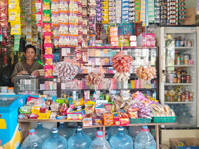 warung madura. jln lingkar selatan, Cilegon, Banten. (sumber: Achmad Fauzan M.) Shutterstock