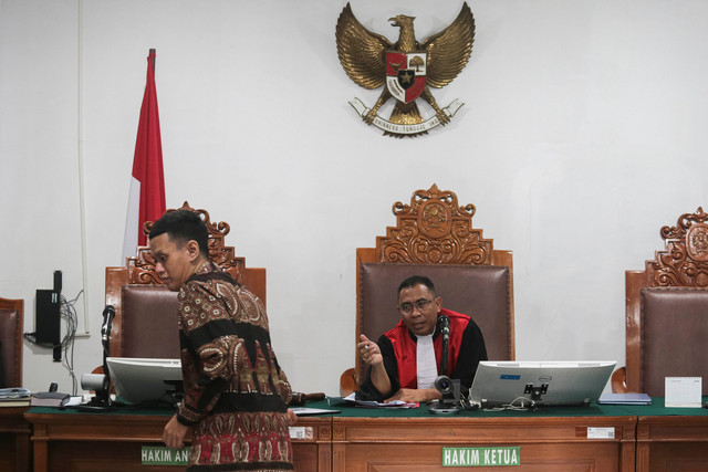 Hakim tunggal Richard Edwin Basoeki (kanan) memimpin sidang praperadilan atas penetapan tersangka Febrie Adriansyah dalam kasus dugaan Tindak Pidana Pencucian Uang (TPPU), di Pengadilan Negeri Jakarta Selatan, Jakarta, Rabu (19/8/2026). Foto: Angga Budhiyanto/ANTARA FOTO 