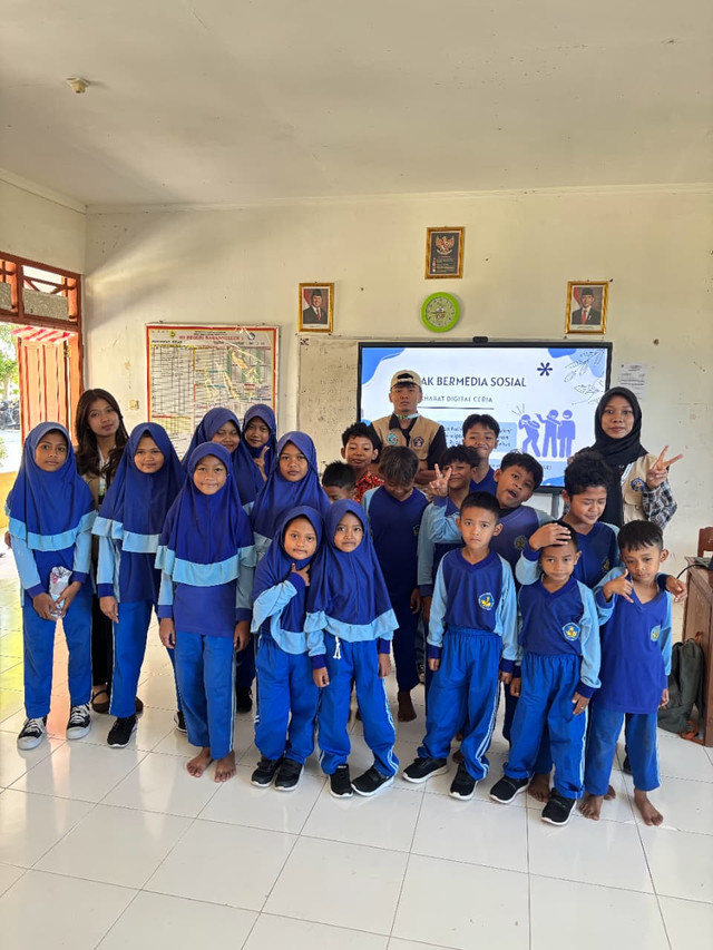 Mahasiswa KKN-PPM UNISRI Kelompok 94 berfoto bersama para siswa usai sosialisasi, Jumat (24/7/2026) (Foto: Nanda Nur'aini)