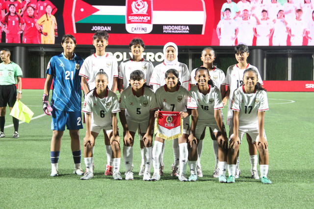 Timnas Wanita Indonesia U-16 Putri Nusantara berfoto bersama sebelum bertanding menghadapi Timnas Wanita Yordania U-16 pada ajang Caffino Srikandi Merdeka Cup 2026 di Supersoccer Arena, Kudus, Jawa Tengah, Rabu (19/8/2026). Foto: Vega Ma'arijil Ula/kumparanBOLANITA