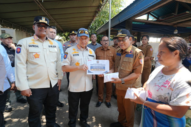 Mendagri Tito Karnavian di Posko Tanggap Darurat Maumere, Sikka, NTT, pada Rabu (19/8/2026). Foto: Dok. Kemendagri